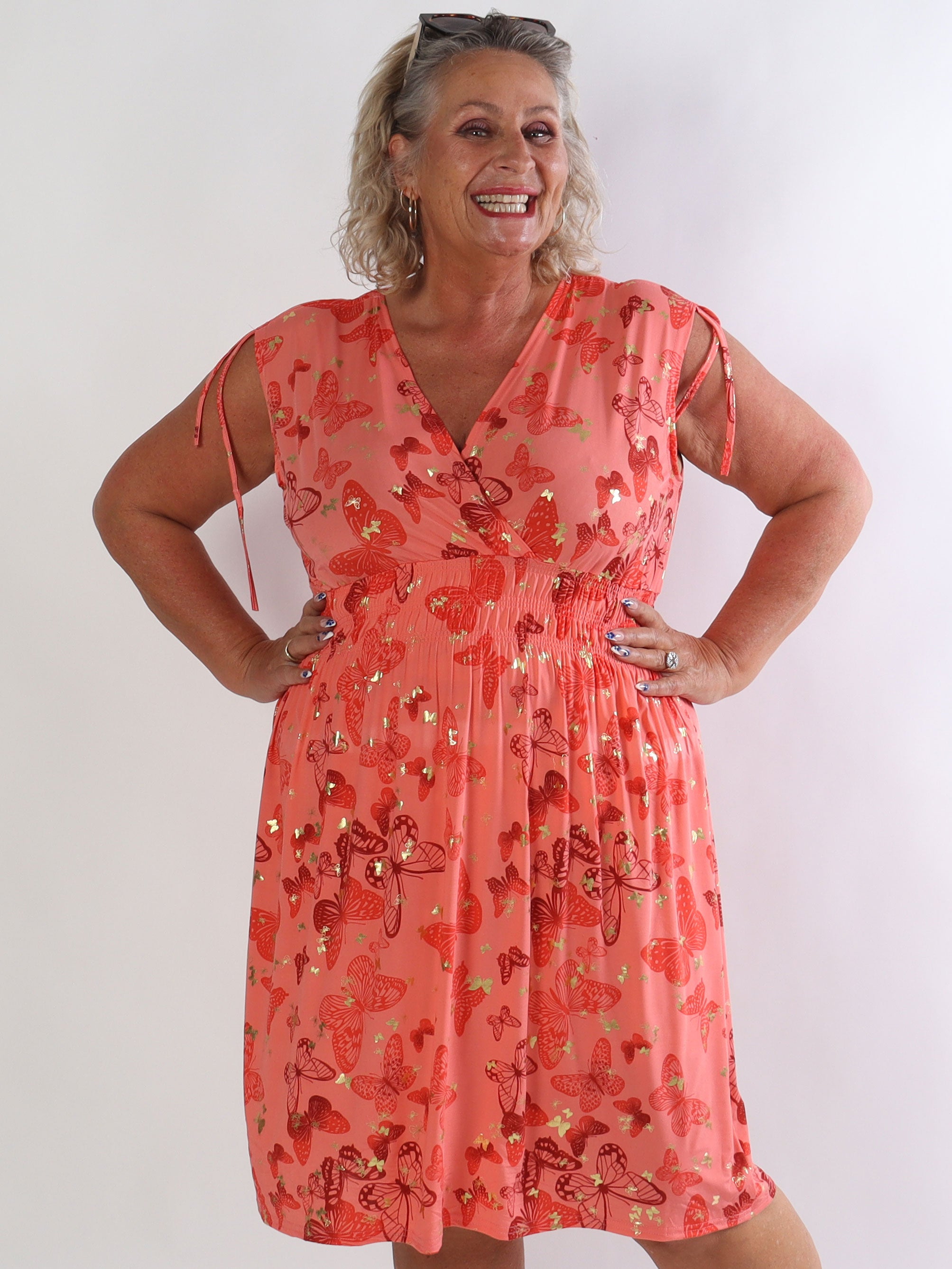 Pams Butterfly Sleeveless Short - Plus size kjole med sommerfugleprint og smock i livet